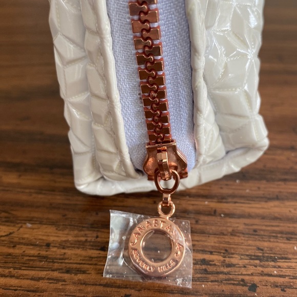 11:01  Anastasia Beverly Hills cosmetic bag - Picture 3 of 7